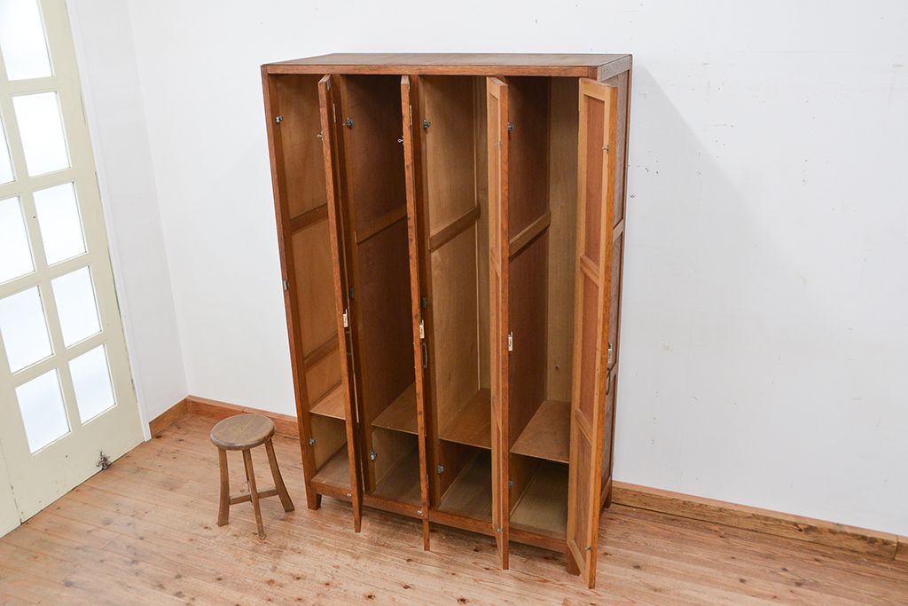 レトロ家具　昭和レトロ　1960年代シンプルな脚付きアンティーク四連ロッカー