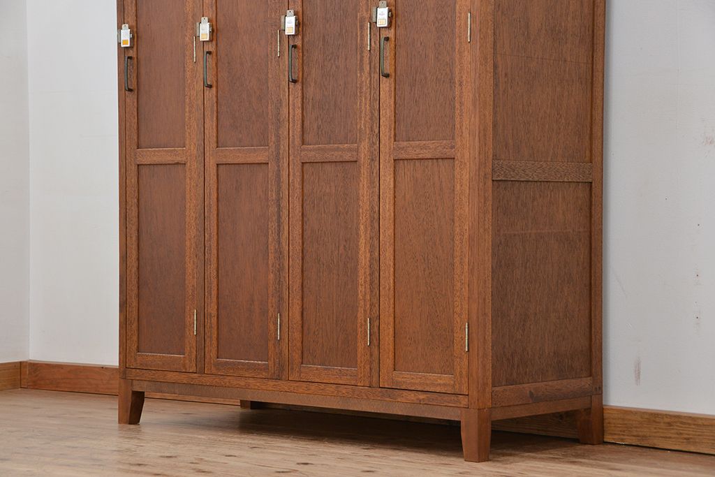 レトロ家具　昭和レトロ　1960年代シンプルな脚付きアンティーク四連ロッカー