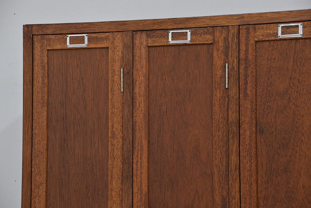 レトロ家具　昭和レトロ　1960年代シンプルな脚付きアンティーク四連ロッカー
