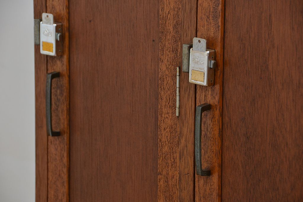 レトロ家具　昭和レトロ　1960年代シンプルな脚付きアンティーク四連ロッカー