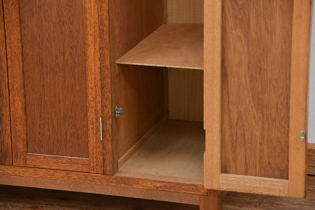レトロ家具　昭和レトロ　1960年代シンプルな脚付きアンティーク四連ロッカー