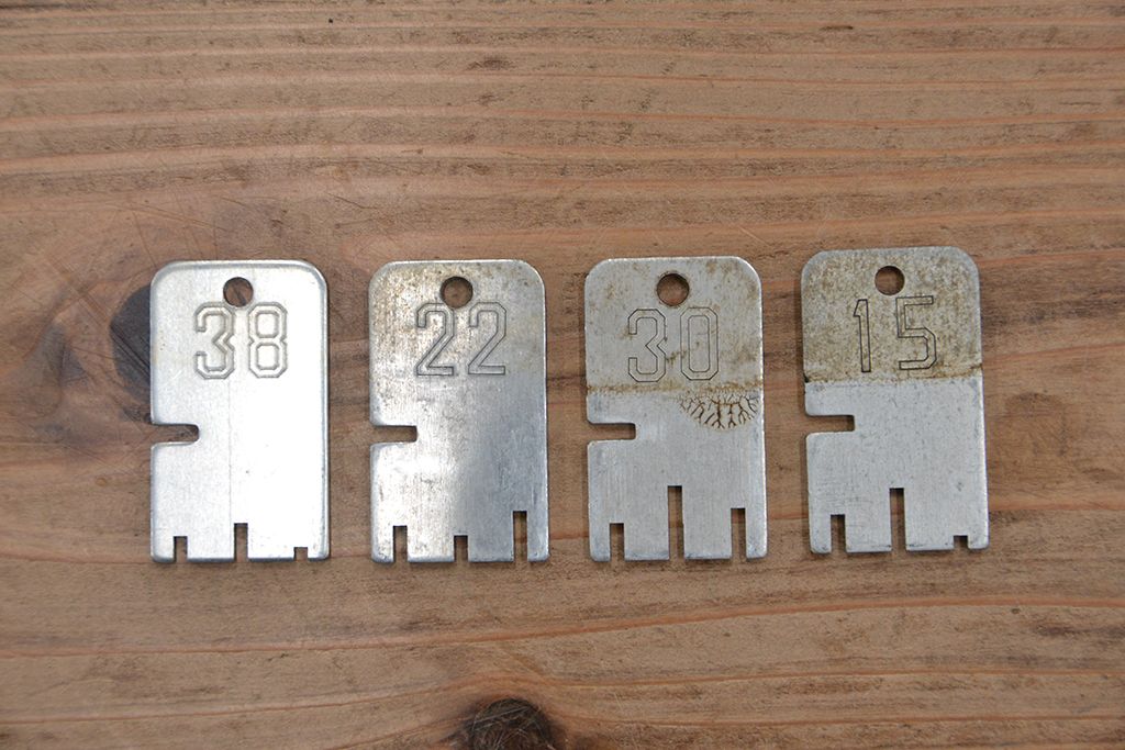 レトロ家具　昭和レトロ　1960年代シンプルな脚付きアンティーク四連ロッカー
