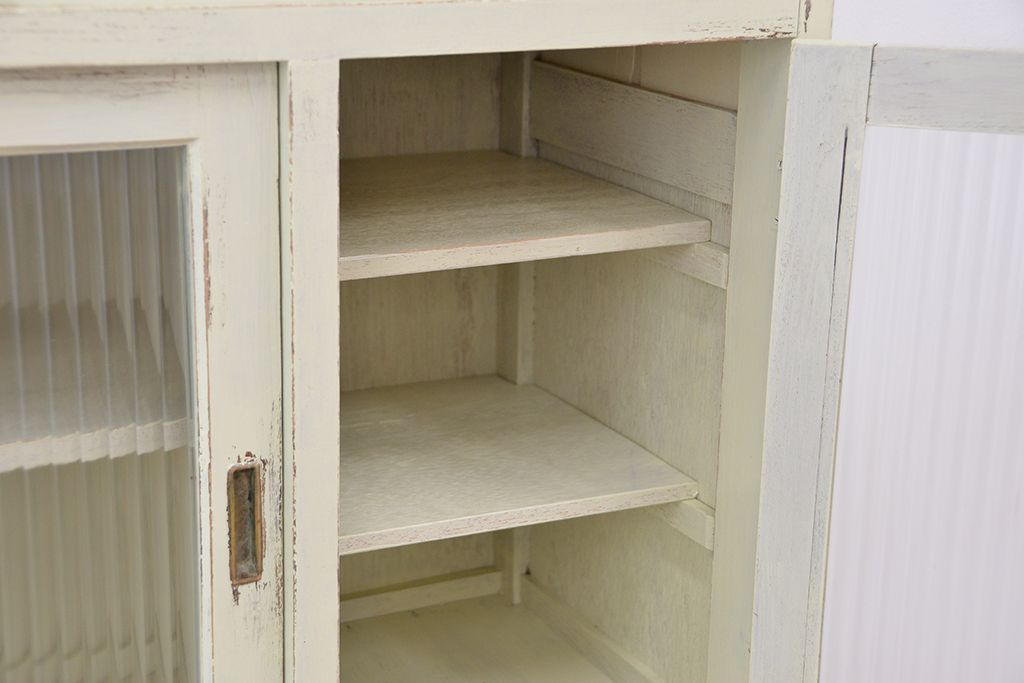 アンティーク家具　☆アンティーク　ペンキの剥げたモールガラス食器棚(収納棚)