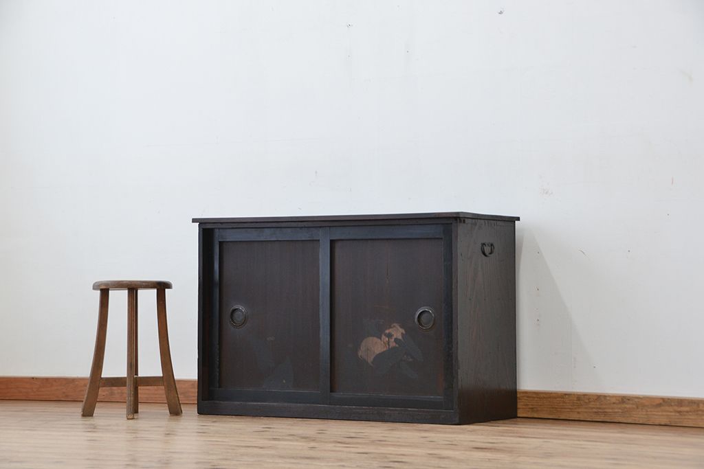 アンティーク家具　古民具・骨董　味わい深い絵画入り引き戸の時代収納棚(箪笥)