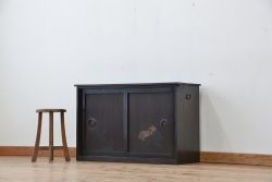 アンティーク家具　古民具・骨董　味わい深い絵画入り引き戸の時代収納棚(箪笥)