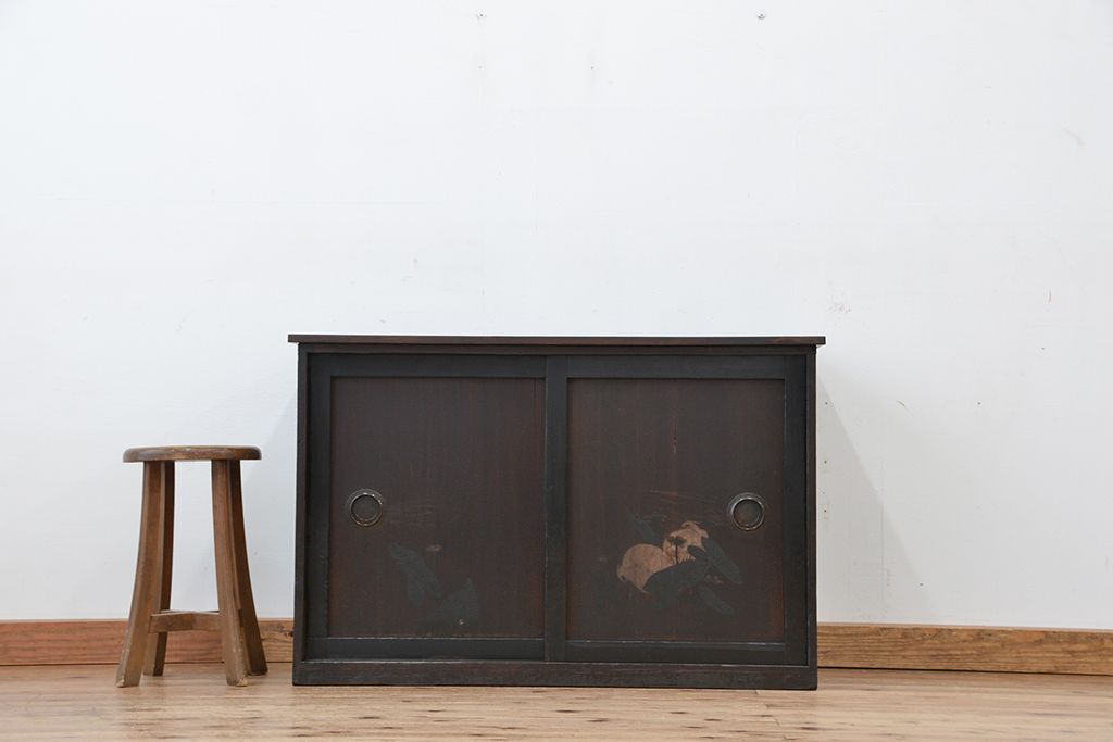 アンティーク家具　古民具・骨董　味わい深い絵画入り引き戸の時代収納棚(箪笥)