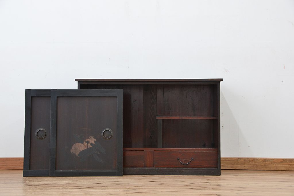 アンティーク家具　古民具・骨董　味わい深い絵画入り引き戸の時代収納棚(箪笥)