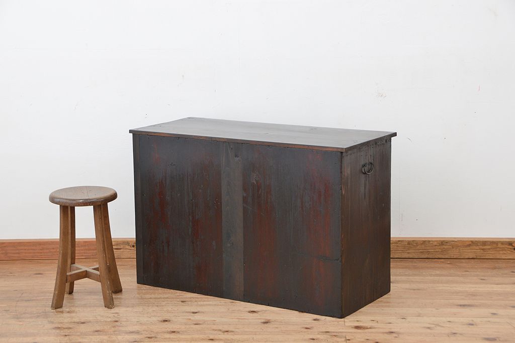 アンティーク家具　古民具・骨董　味わい深い絵画入り引き戸の時代収納棚(箪笥)