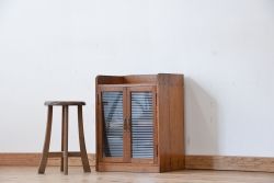 レトロ家具　昭和レトロ　古い木の小さなモールガラス収納棚(飾り棚、本箱)