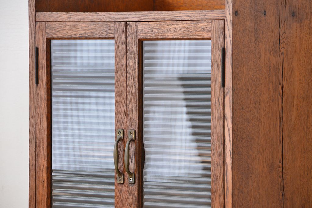 レトロ家具　昭和レトロ　古い木の小さなモールガラス収納棚(飾り棚、本箱)