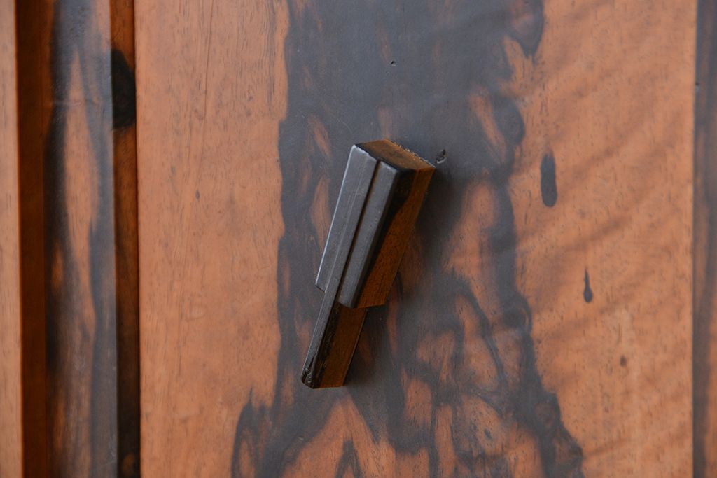 アンティーク家具　古民具・骨董　特注品黒柿孔雀杢と欅材の上質な茶箪笥(水屋箪笥、食器棚、収納棚)
