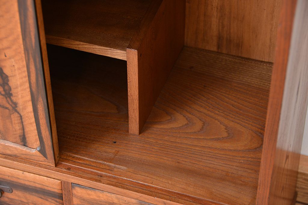 アンティーク家具　古民具・骨董　特注品黒柿孔雀杢と欅材の上質な茶箪笥(水屋箪笥、食器棚、収納棚)