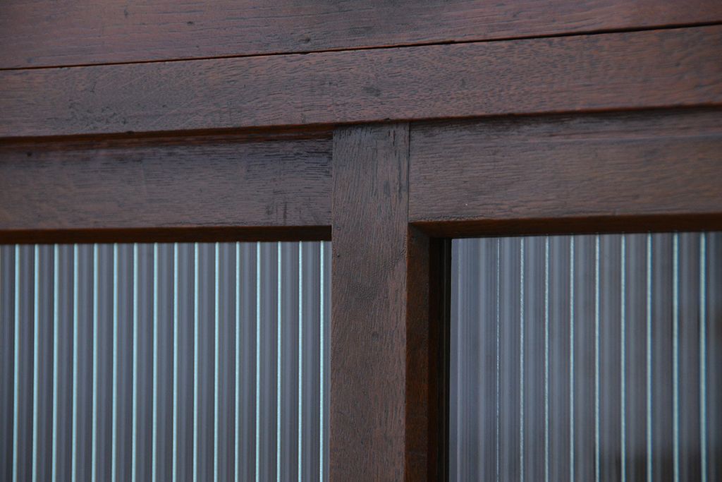アンティーク家具　アンティーク　使い込まれた重厚なモールガラス入りサイドボード(収納棚、カウンターテーブル)