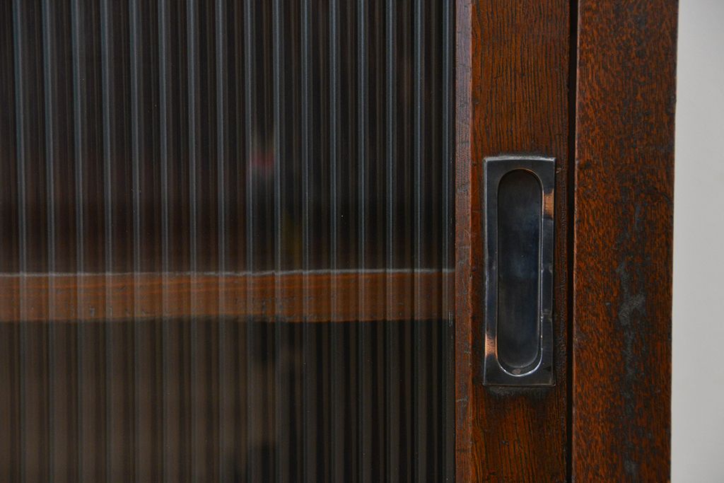 アンティーク家具　アンティーク　使い込まれた重厚なモールガラス入りサイドボード(収納棚、カウンターテーブル)