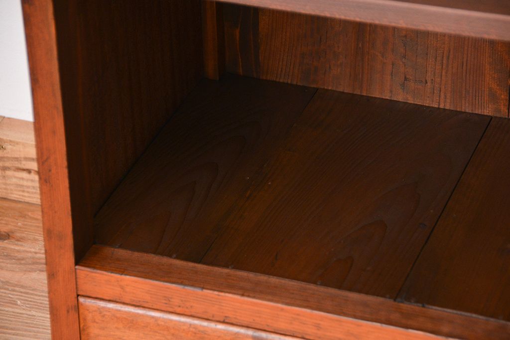 アンティーク家具　アンティーク　古い木の引き出し付き飾り棚(本棚)