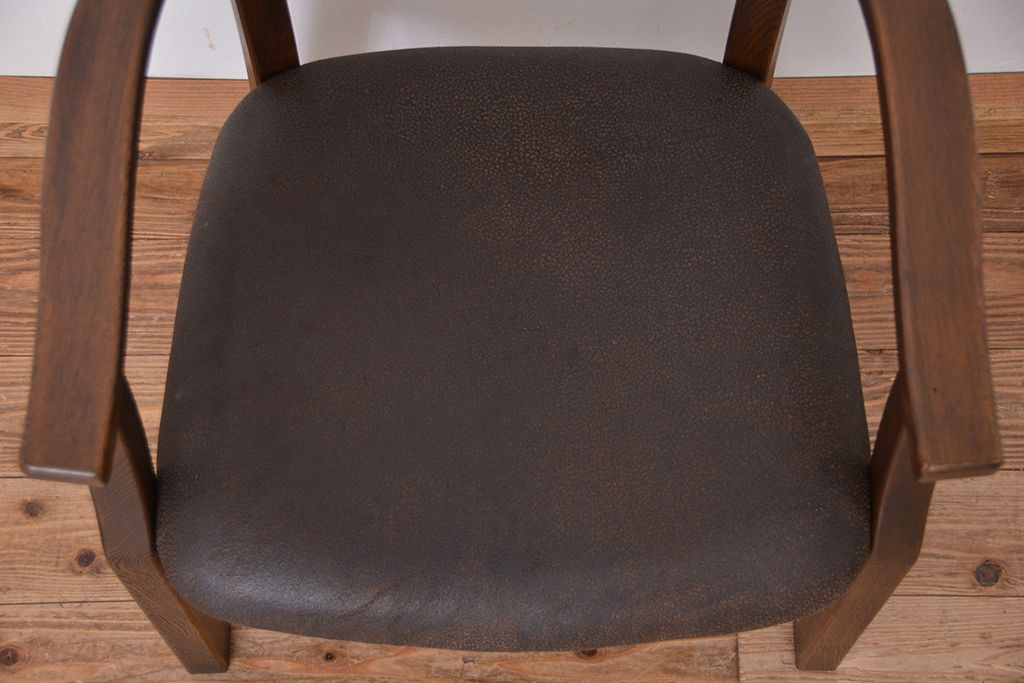 中古　飛騨の家具　ナラ材の使い込まれたアームチェア(椅子)