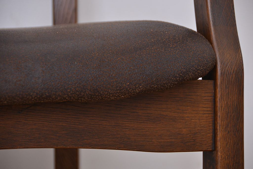 中古　飛騨の家具　ナラ材の使い込まれたアームチェア(椅子)