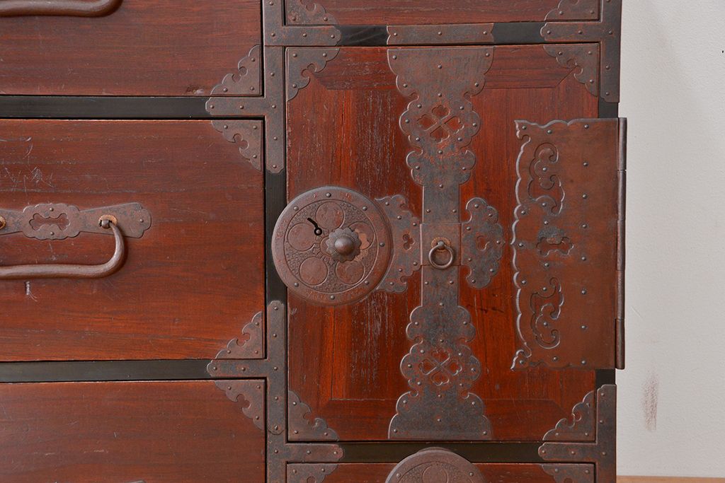 アンティーク家具　古民具・骨董　丸金具の上質な時代箪笥(2)(最上箪笥)