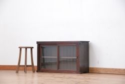 アンティーク家具　アンティーク　小振りなロータイプモールガラス収納棚(ローボード)