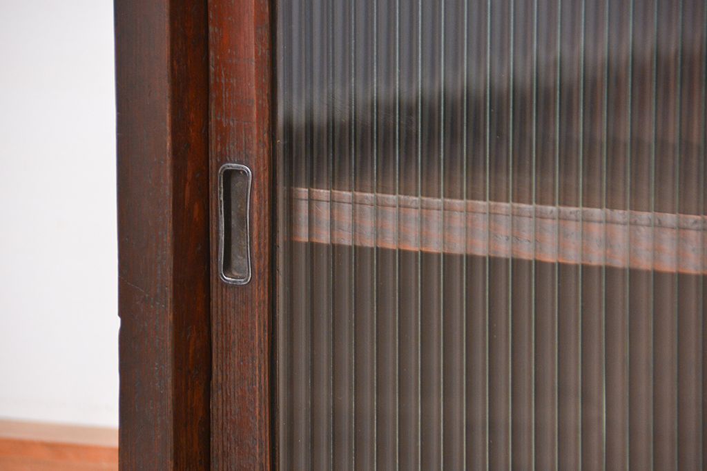 アンティーク家具　アンティーク　小振りなロータイプモールガラス収納棚(ローボード)