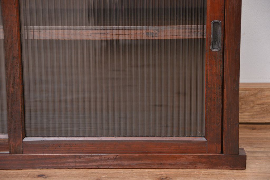 アンティーク家具　アンティーク　小振りなロータイプモールガラス収納棚(ローボード)
