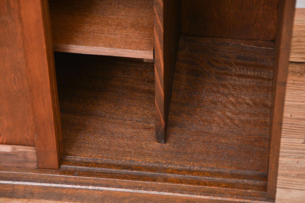 アンティーク家具　古民具・骨董　杢目の良い上質な杉材引き戸の収納棚(下駄箱)