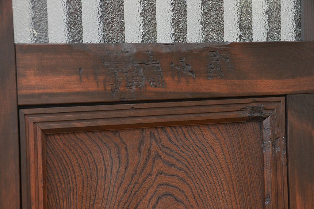 アンティーク　腰板欅材の使い込まれた玄関引き戸2枚セット(ガラス戸)