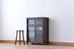 レトロ家具　昭和レトロ　古い木の小振りな脚付き収納棚