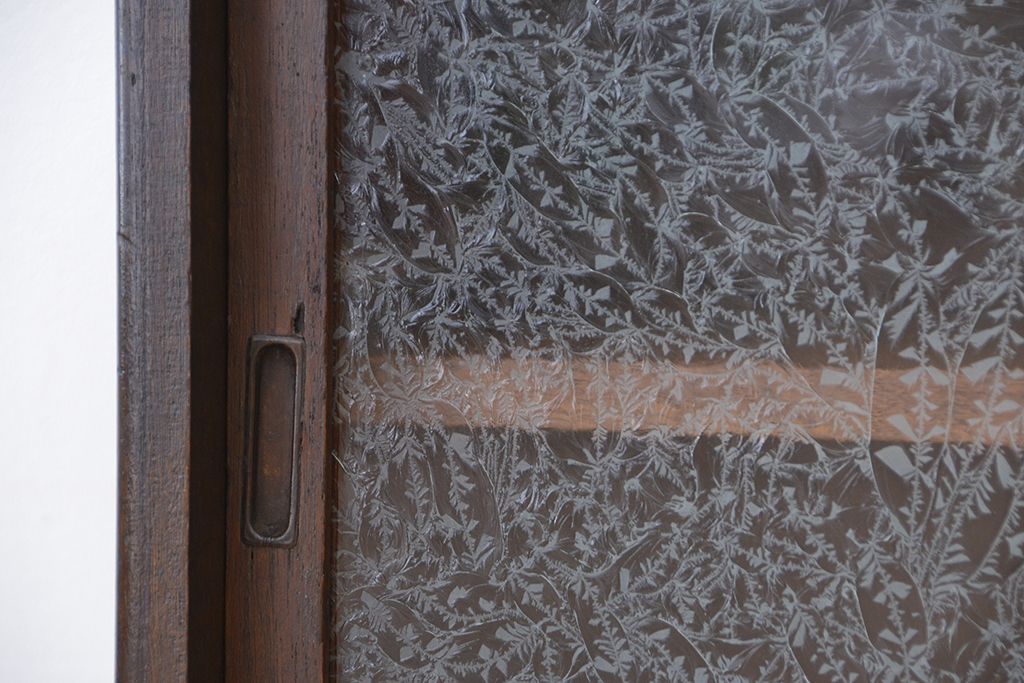 レトロ家具　昭和レトロ　古い木の小振りな脚付き収納棚