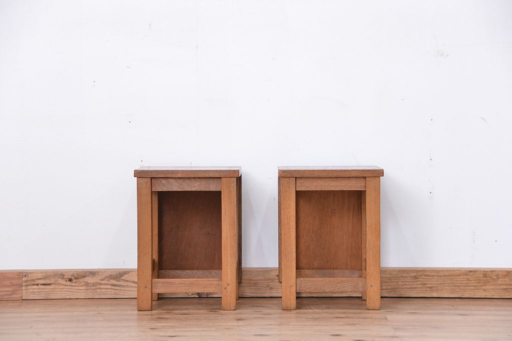 レトロ家具　昭和レトロ　古い学校の角スツール2脚セット(1)(イス、椅子)