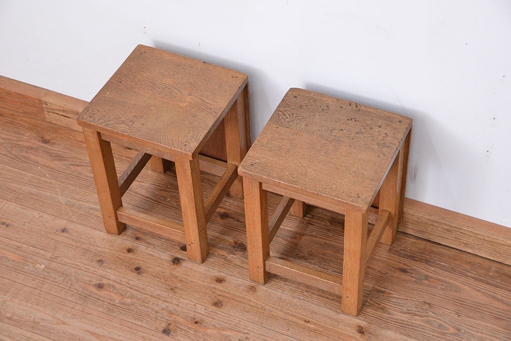 レトロ家具　昭和レトロ　古い学校の角スツール2脚セット(1)(イス、椅子)