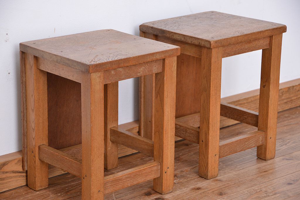レトロ家具　昭和レトロ　古い学校の角スツール2脚セット(1)(イス、椅子)
