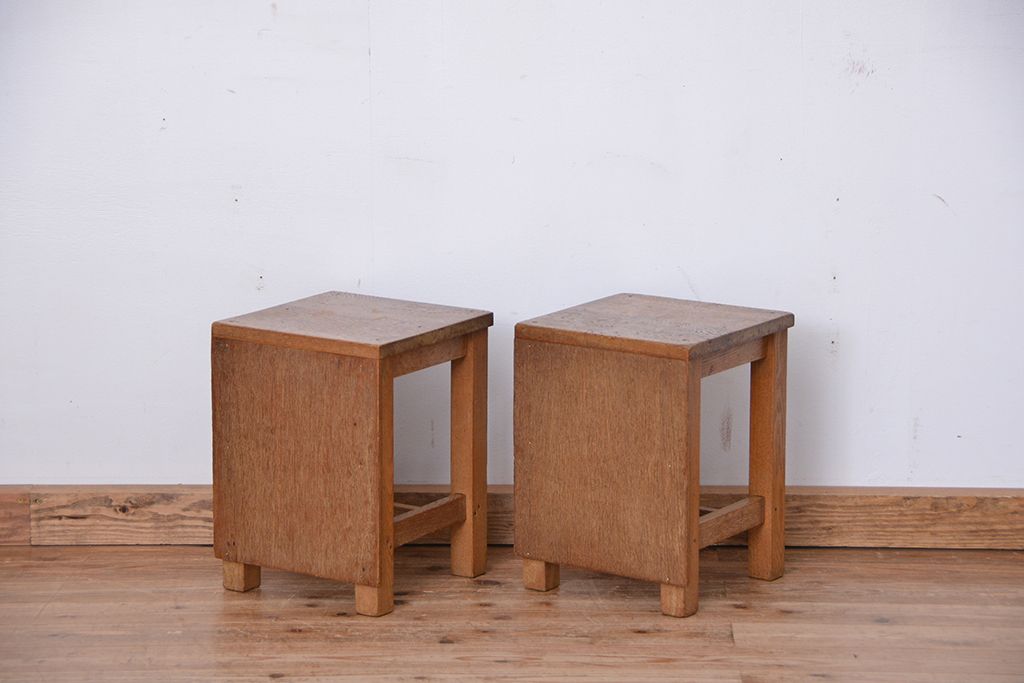 レトロ家具　昭和レトロ　古い学校の角スツール2脚セット(1)(イス、椅子)