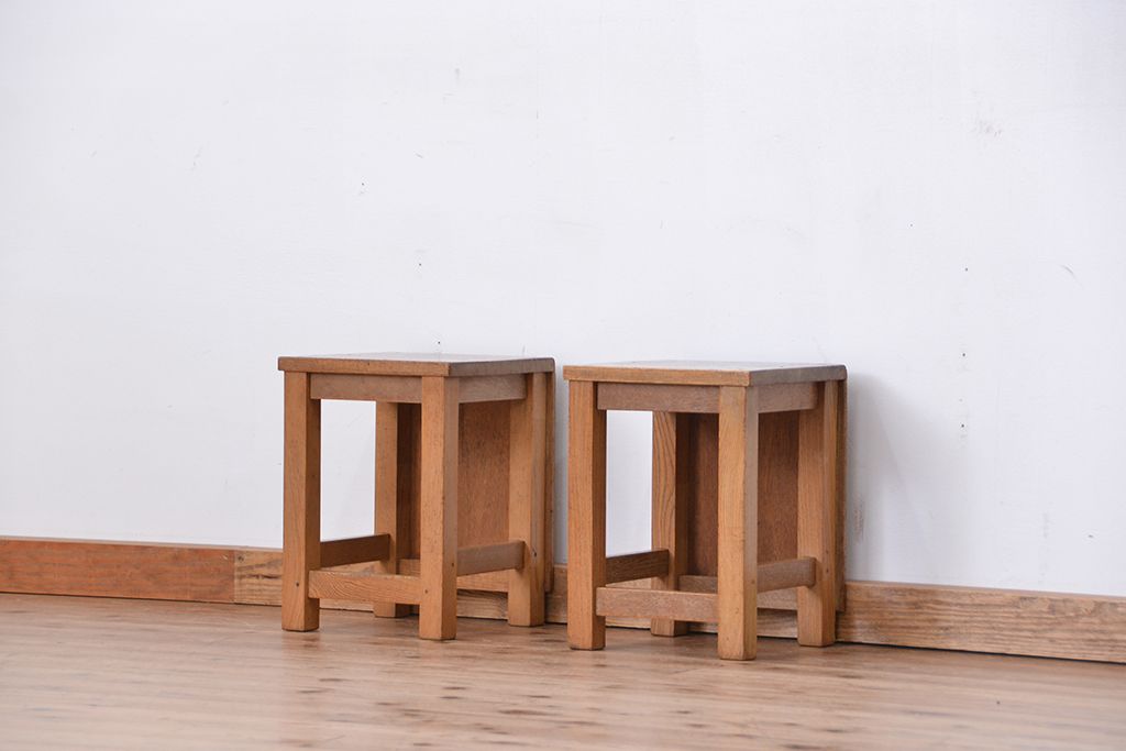 レトロ家具　昭和レトロ　古い学校の角スツール2脚セット(2)(イス、椅子)