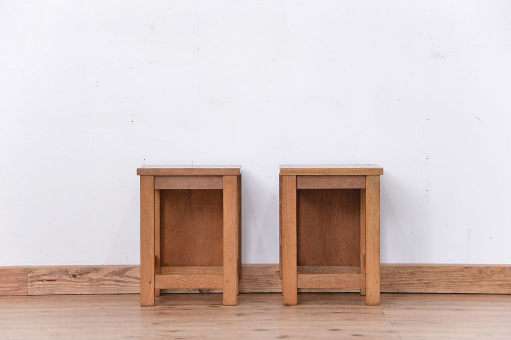 レトロ家具　昭和レトロ　古い学校の角スツール2脚セット(2)(イス、椅子)