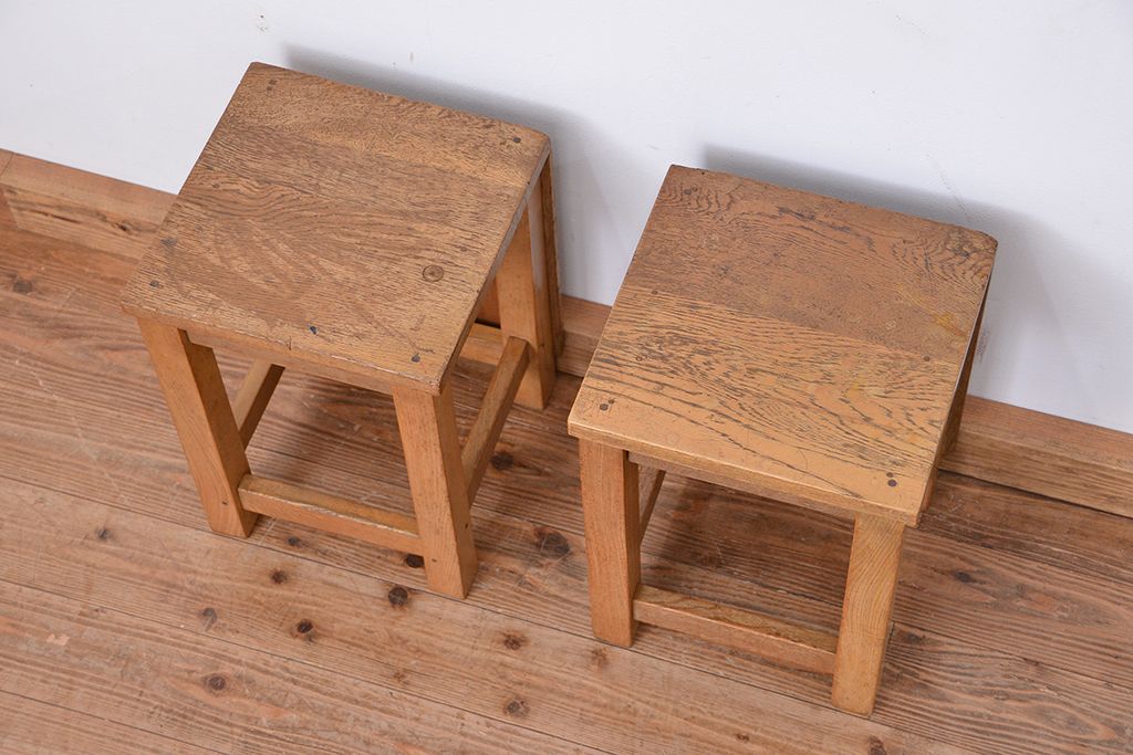 レトロ家具　昭和レトロ　古い学校の角スツール2脚セット(2)(イス、椅子)