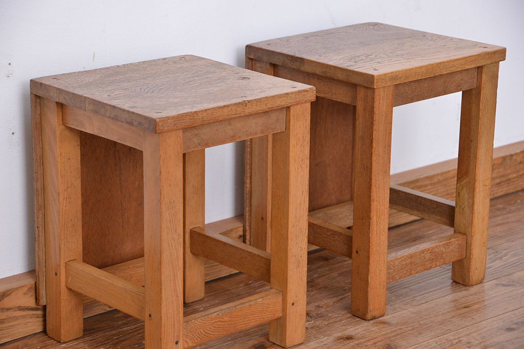 レトロ家具　昭和レトロ　古い学校の角スツール2脚セット(2)(イス、椅子)