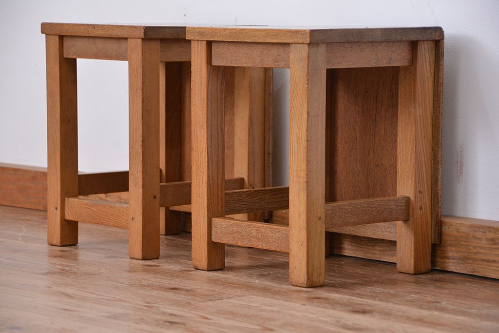 レトロ家具　昭和レトロ　古い学校の角スツール2脚セット(2)(イス、椅子)