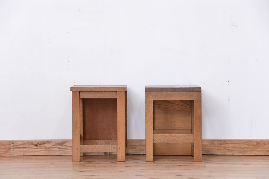 レトロ家具　昭和レトロ　古い学校の角スツール2脚セット(3)(イス、椅子)