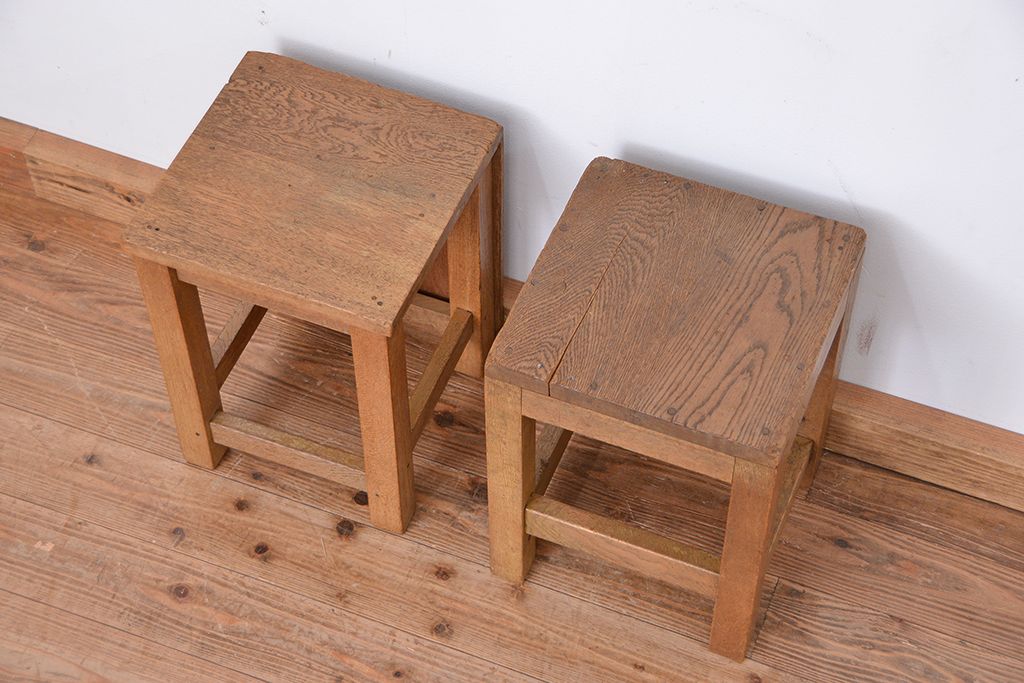 レトロ家具　昭和レトロ　古い学校の角スツール2脚セット(3)(イス、椅子)