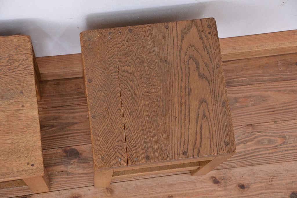 レトロ家具　昭和レトロ　古い学校の角スツール2脚セット(3)(イス、椅子)