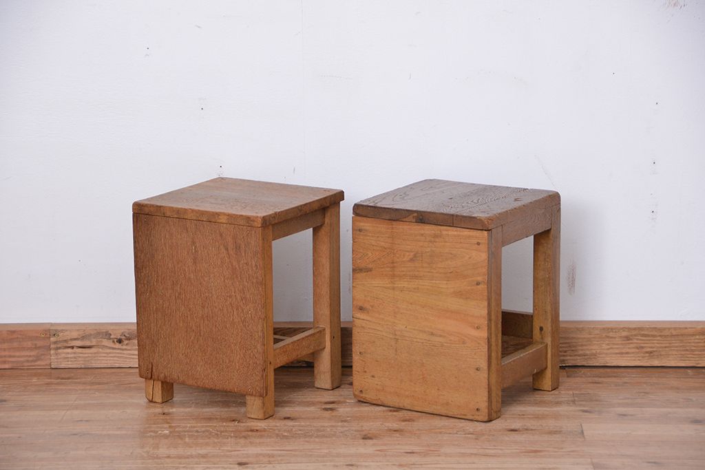 レトロ家具　昭和レトロ　古い学校の角スツール2脚セット(3)(イス、椅子)