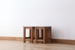 レトロ家具　昭和レトロ　古い学校の角スツール2脚セット(4)(イス、椅子)