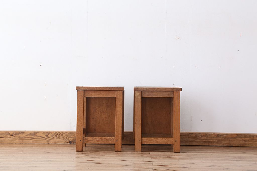 レトロ家具　昭和レトロ　古い学校の角スツール2脚セット(4)(イス、椅子)