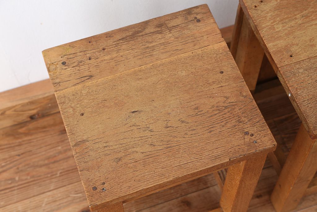 レトロ家具　昭和レトロ　古い学校の角スツール2脚セット(4)(イス、椅子)