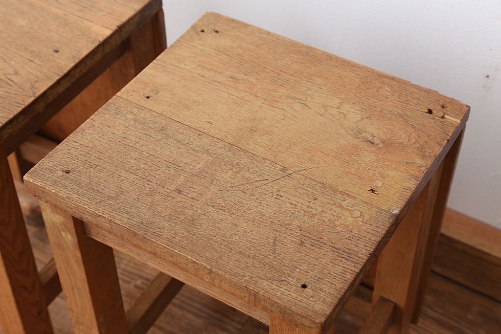 レトロ家具　昭和レトロ　古い学校の角スツール2脚セット(4)(イス、椅子)