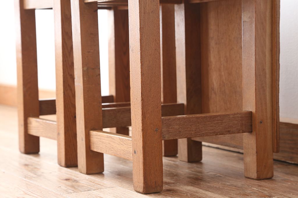 レトロ家具　昭和レトロ　古い学校の角スツール2脚セット(4)(イス、椅子)