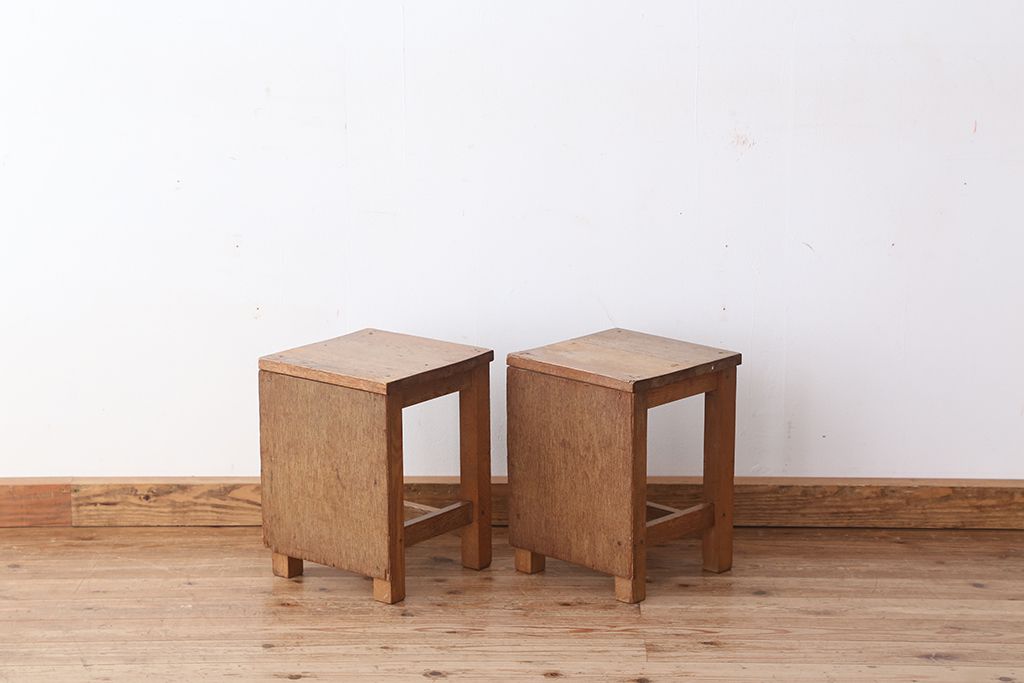 レトロ家具　昭和レトロ　古い学校の角スツール2脚セット(4)(イス、椅子)