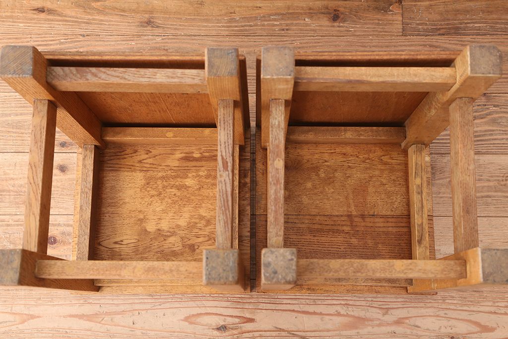 レトロ家具　昭和レトロ　古い学校の角スツール2脚セット(4)(イス、椅子)