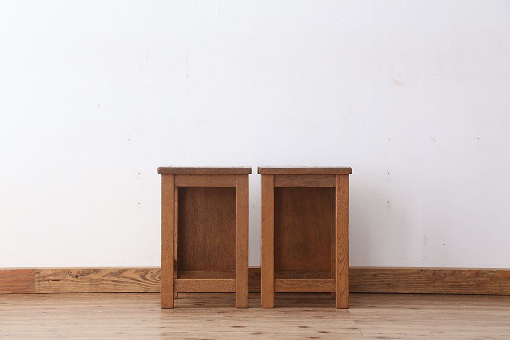 レトロ家具　昭和レトロ　古い学校の角スツール2脚セット(5)(イス、椅子)